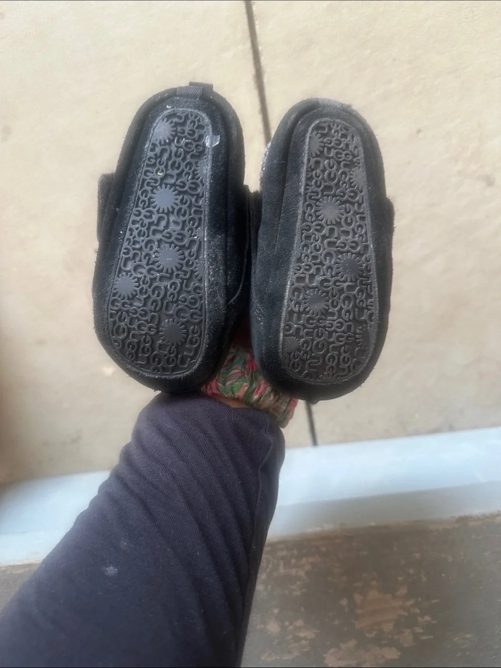 UGG baby toddler black Velcro slippers baby toddler size 4/5